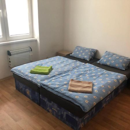 Apartmany - Skolni โคมูตอฟ ภายนอก รูปภาพ