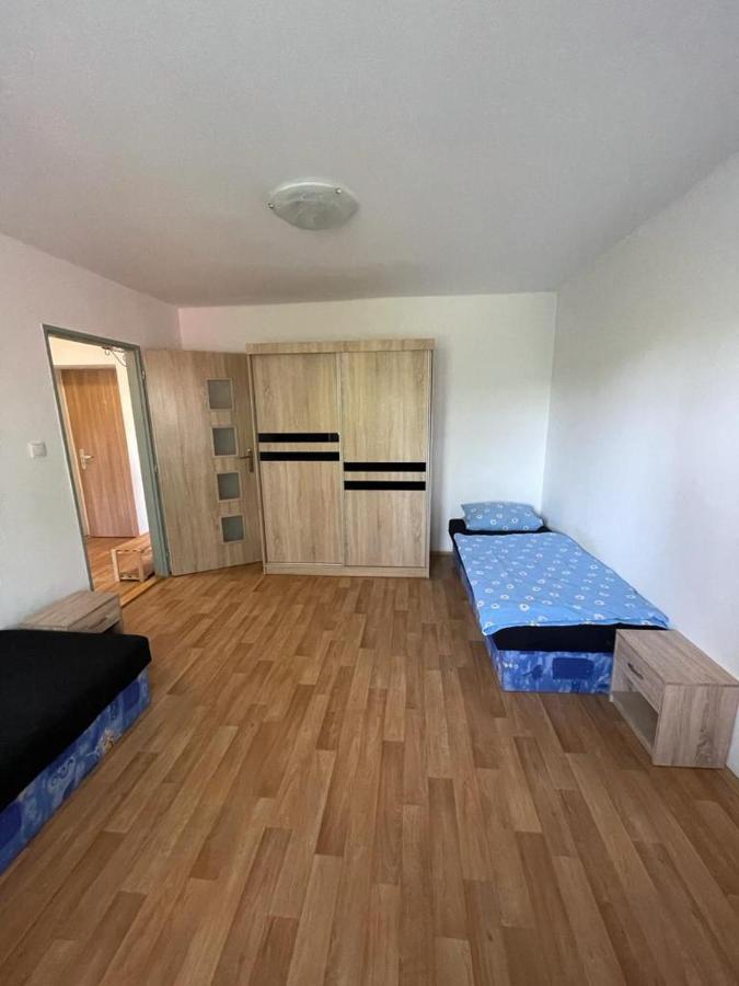 Apartmany - Skolni โคมูตอฟ ภายนอก รูปภาพ