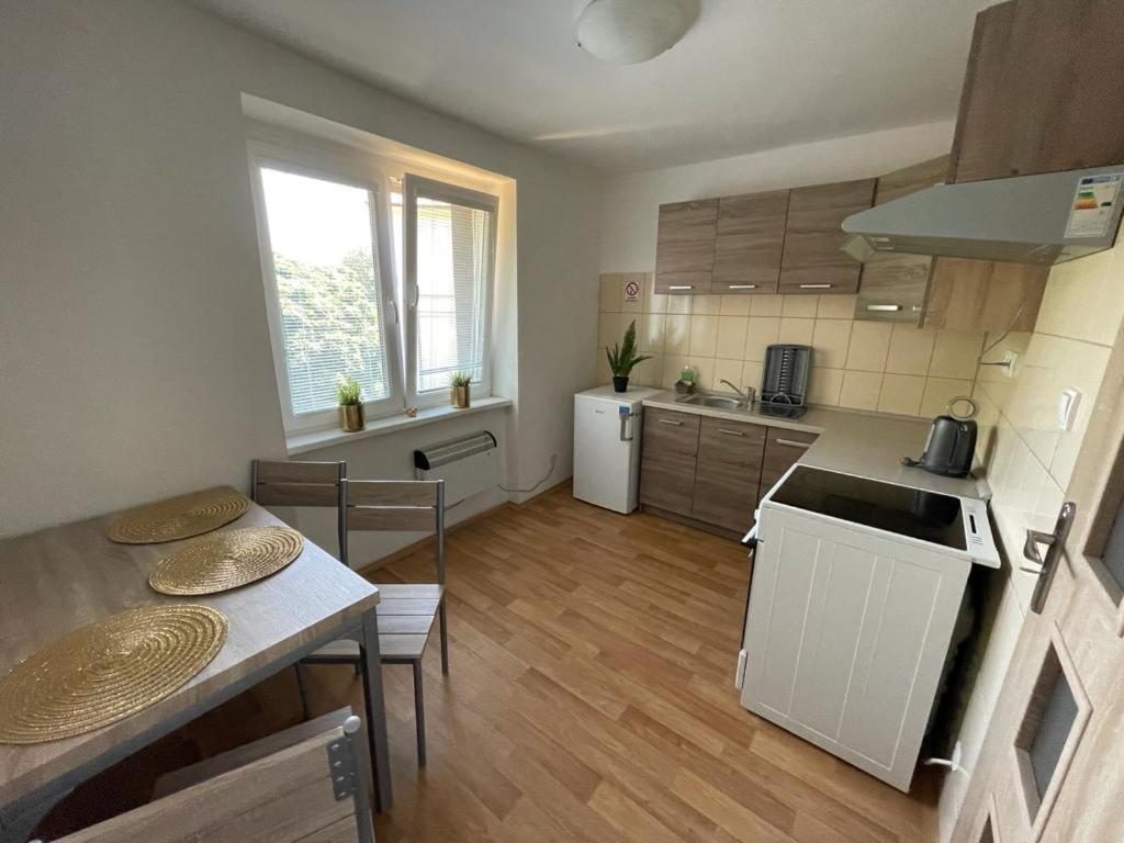 Apartmany - Skolni โคมูตอฟ ภายนอก รูปภาพ