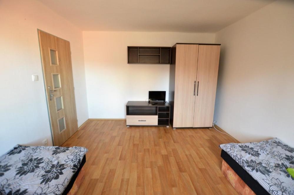Apartmany - Skolni โคมูตอฟ ภายนอก รูปภาพ