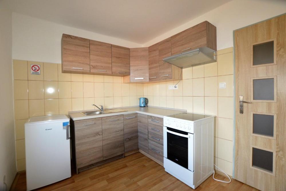 Apartmany - Skolni โคมูตอฟ ภายนอก รูปภาพ
