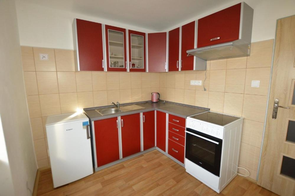 Apartmany - Skolni โคมูตอฟ ภายนอก รูปภาพ