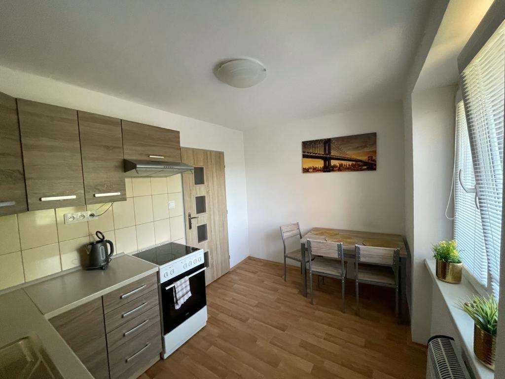 Apartmany - Skolni โคมูตอฟ ภายนอก รูปภาพ