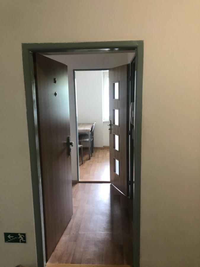 Apartmany - Skolni โคมูตอฟ ภายนอก รูปภาพ