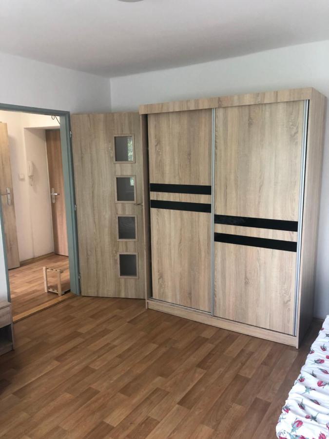Apartmany - Skolni โคมูตอฟ ภายนอก รูปภาพ
