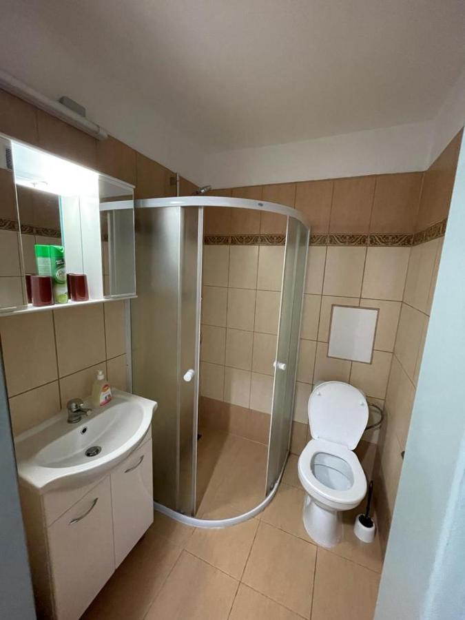 Apartmany - Skolni โคมูตอฟ ภายนอก รูปภาพ
