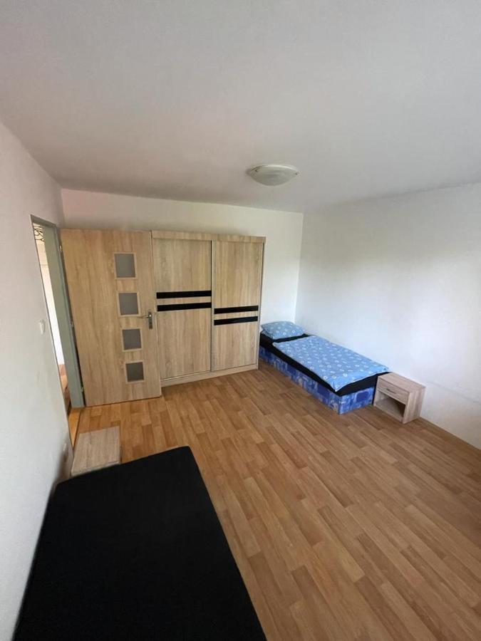 Apartmany - Skolni โคมูตอฟ ภายนอก รูปภาพ
