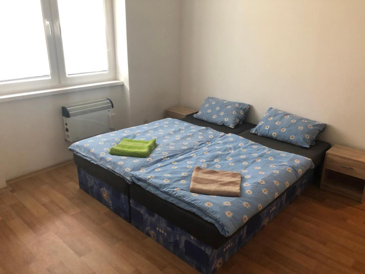 Apartmany - Skolni โคมูตอฟ ภายนอก รูปภาพ