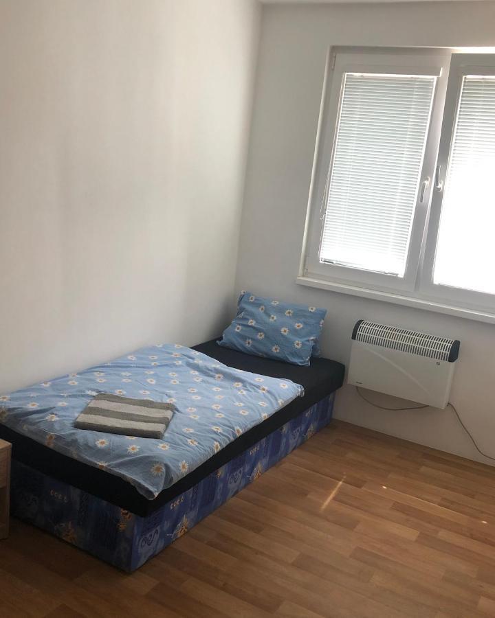 Apartmany - Skolni โคมูตอฟ ภายนอก รูปภาพ