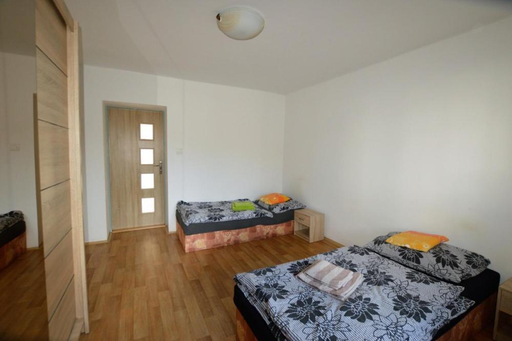 Apartmany - Skolni โคมูตอฟ ภายนอก รูปภาพ