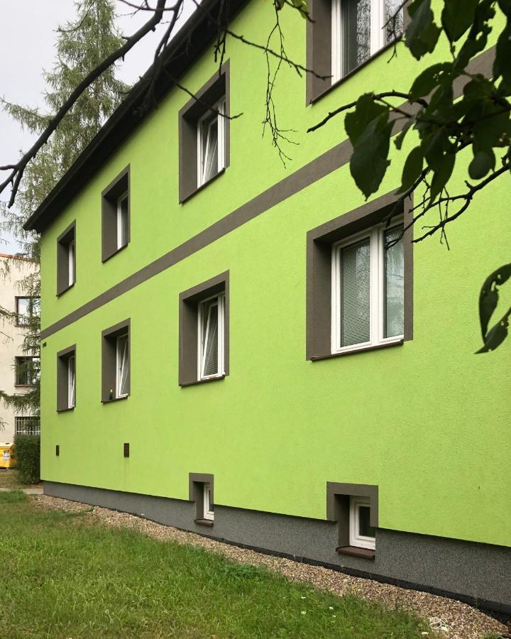 Apartmany - Skolni โคมูตอฟ ภายนอก รูปภาพ